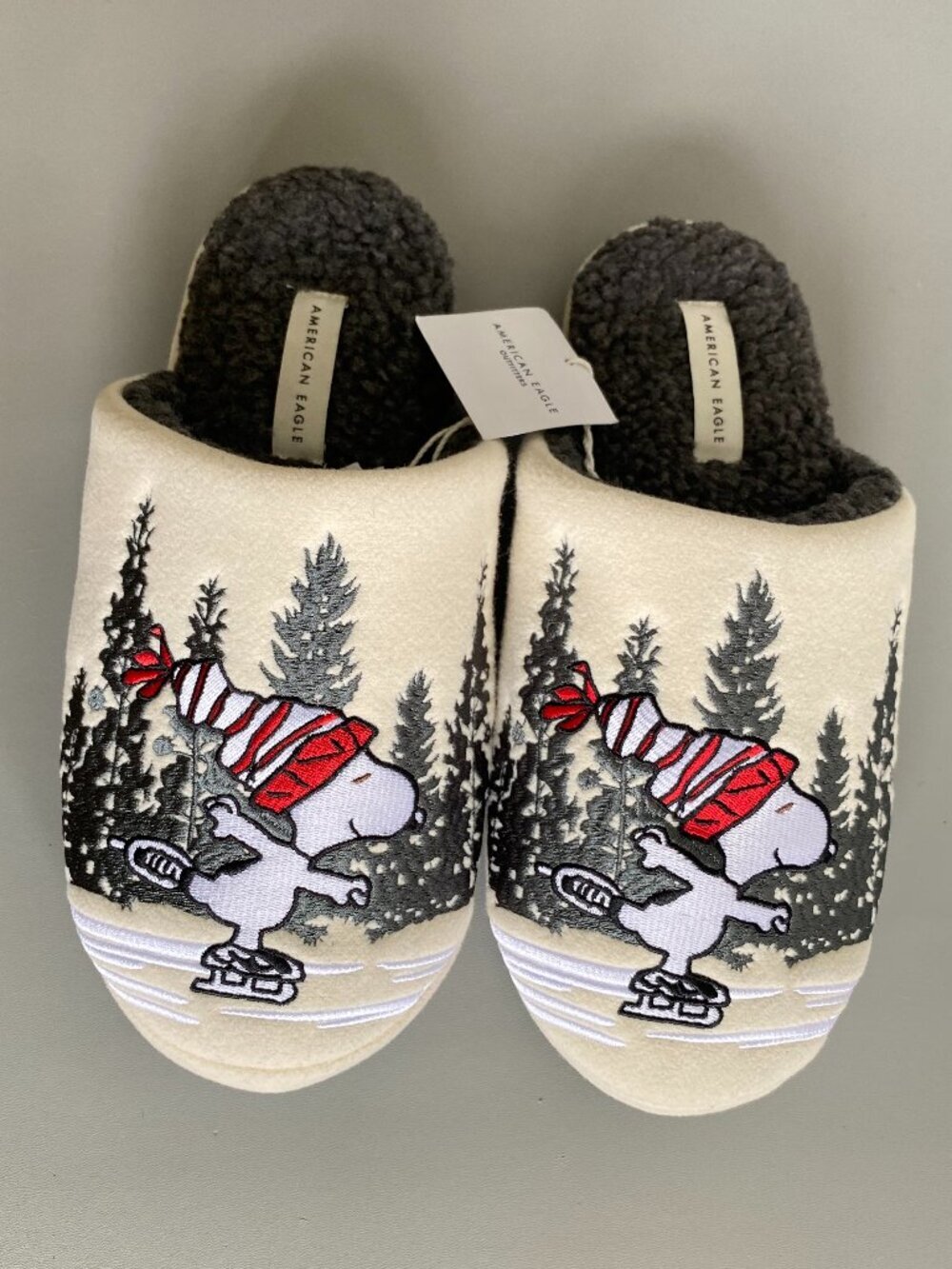 NWT American Eagle Snoopy Holiday Fleece Slippers Peanuts Winter Ice Skate Sz 11